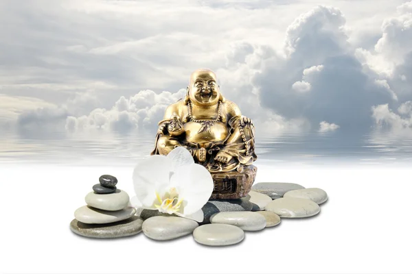 Buda sonriente, piedra zen, flores de orquídea blanca y cielo reflejado en el agua —  Fotos de Stock