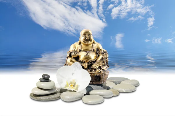 Buda sonriente, piedra zen, flores de orquídea blanca y cielo reflejado en el agua —  Fotos de Stock