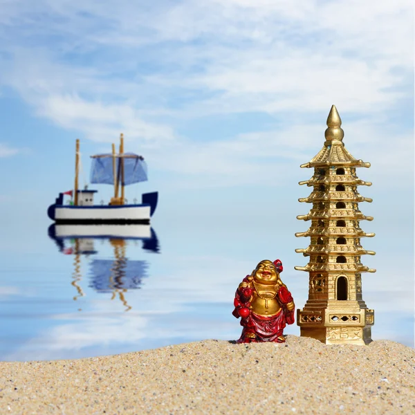 Bouddha riant et pagode à sept étages dans le sable. Symbole de chance et de prospérité à Feng-Shui — Photo