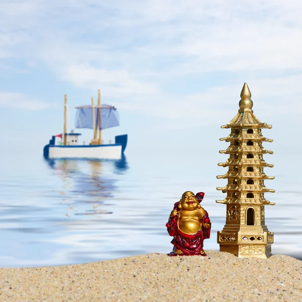 Bouddha riant et pagode à sept étages dans le sable. Symbole de chance et de prospérité à Feng-Shui — Photo