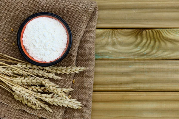 小麦粉と小麦の木製の背景 — ストック写真