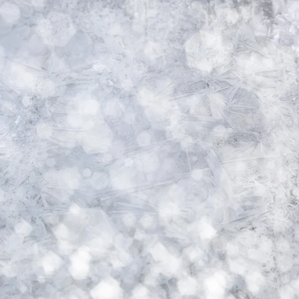 Frost patterns on window. Festive bokeh background — Stock Photo, Image