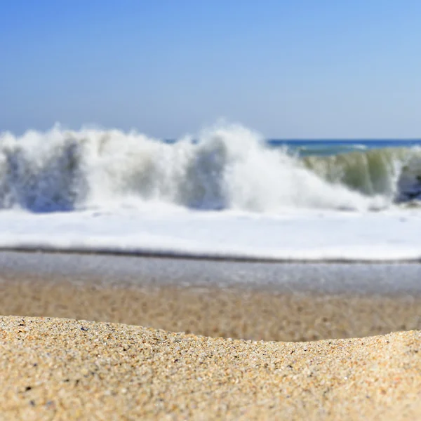 Una pila de arena en una playa contra el mar y el cielo. Listo para pro —  Fotos de Stock