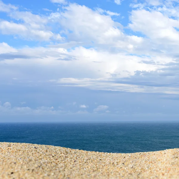 Een stapel van zand op een strand tegen de zee en de hemel. Klaar voor product display montage — Stockfoto