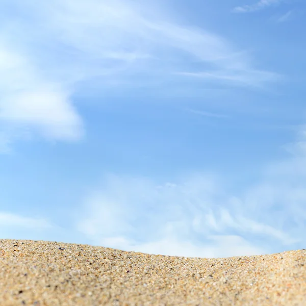 Fondo de playa con un montón de arena sobre un fondo de cielo. Listo para montaje en pantalla de producto — Foto de Stock