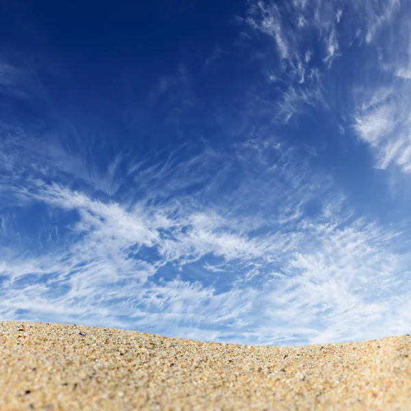 Sfondo spiaggia con un mazzo di sabbia su uno sfondo di cielo. Montaggio pronto per l'esposizione del prodotto — Foto Stock