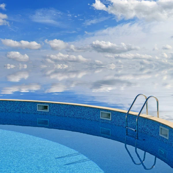 Piscine extérieure sur fond de ciel et de mer — Photo