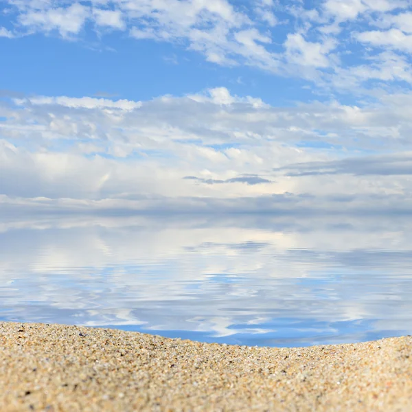 Beach achtergrond met een hoop zand op een achtergrond van hemel. Klaar voor product display montage — Stockfoto