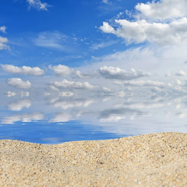 Sfondo spiaggia con un mucchio di sabbia su uno sfondo di cielo. Montaggio pronto per l'esposizione del prodotto — Foto Stock