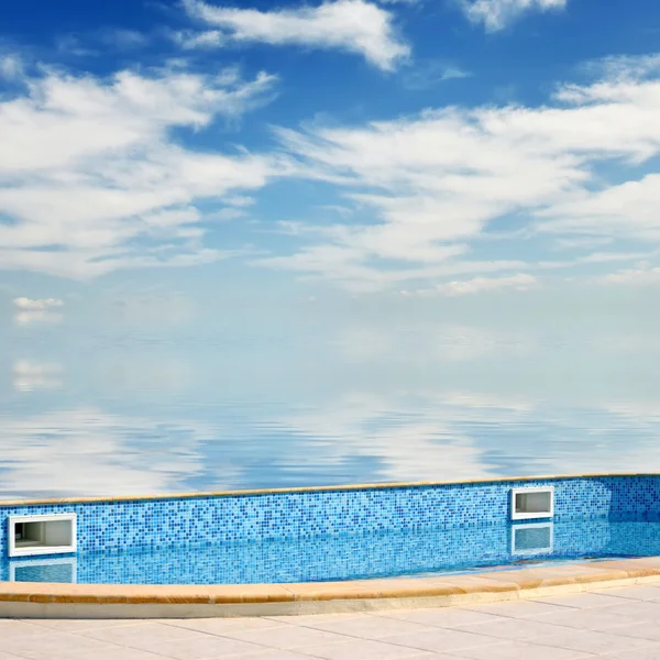 Venkovní bazén na pozadí oblohy a moře — Stock fotografie