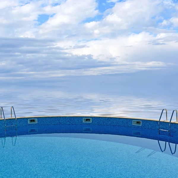 Piscine extérieure sur fond de ciel et de mer — Photo