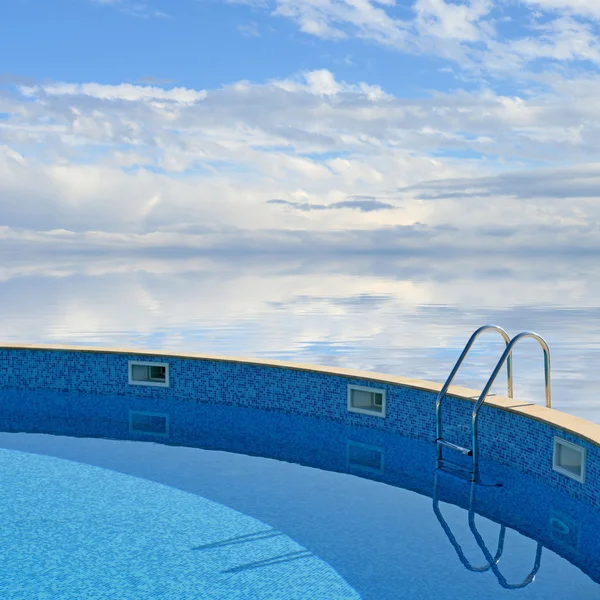 Venkovní bazén na pozadí oblohy a moře — Stock fotografie