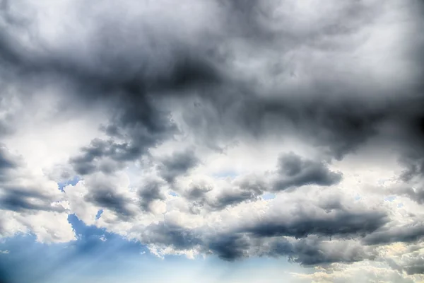 Nubes y cielo azul de fondo. Imagen HDR — Foto de Stock