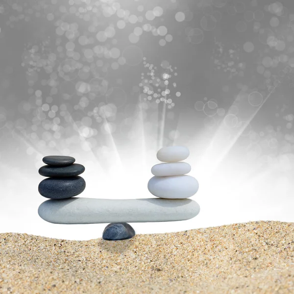 Zen taşlar kavramı denge. Siyah ve beyaz arasındaki denge — Stok fotoğraf