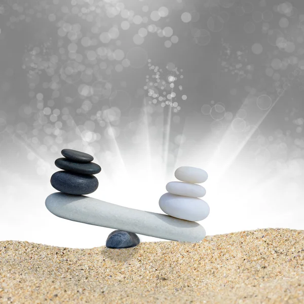 Zen kő egyensúly fogalmát. Az egyensúlyt a fekete-fehér — Stock Fotó