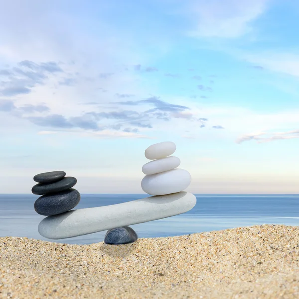 Piedras Zen equilibrio concept.The equilibrio entre blanco y negro —  Fotos de Stock