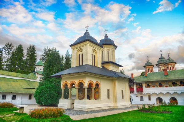 Monasterio en Sinaia, Rumania.HDR imagen — Foto de Stock