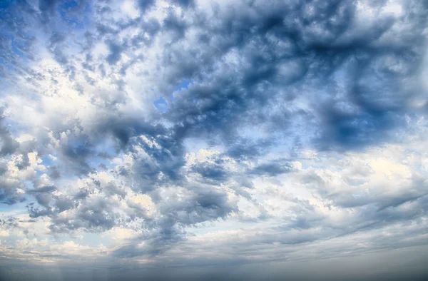 Dramatická obloha s bouřlivých mračen. Obraz HDR — Stock fotografie