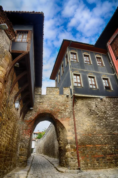 Typische architectuur, historische middeleeuwse huizen, oude straat uitzicht op de stad met kleurrijke gebouwen in Plovdiv, Bulgarije. Oude Plovdiv is de Unesco wereld Heritage.Hdr beeld — Stockfoto