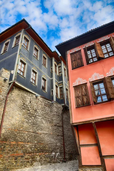 Typische architectuur, historische middeleeuwse huizen, oude straat uitzicht op de stad met kleurrijke gebouwen in Plovdiv, Bulgarije. Oude Plovdiv is de Unesco wereld Heritage.Hdr beeld — Stockfoto