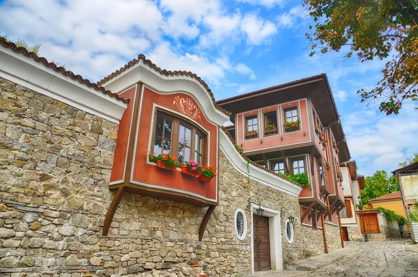Jellegzetes építészeti, történelmi középkori házak, régi város street view-val színes épületek, Plovdiv, Bulgária. Ősi Plovdiv az Unesco világ Heritage.Hdr kép — Stock Fotó