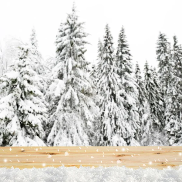 Fundo de inverno desfocado com floresta coberta de neve e mesa pobre — Fotografia de Stock