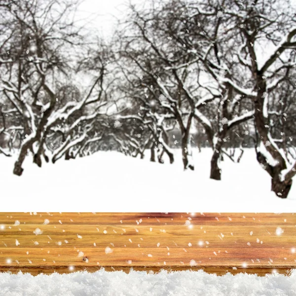 Fundo de inverno desfocado com floresta coberta de neve e mesa pobre — Fotografia de Stock
