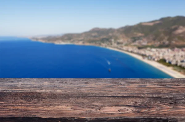 Escritorio de madera vacío, mar borroso y cielo azul —  Fotos de Stock