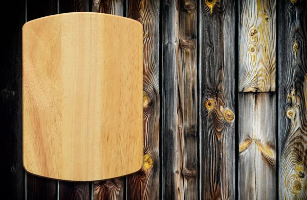 Tabla de cortar vacía en una mesa de madera.Vista superior —  Fotos de Stock