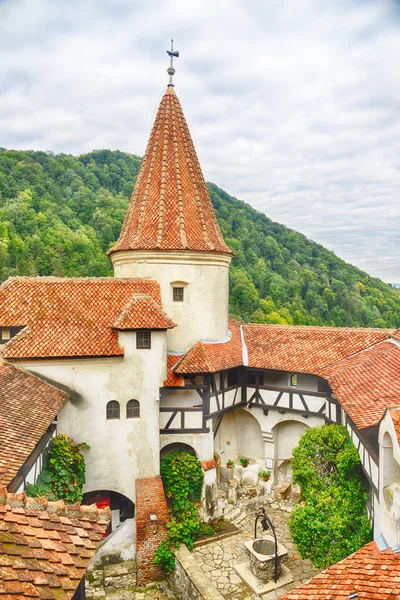Castelo de Bran de Drácula, Transilvânia, Roménia, Europa.Imagem HDR — Fotografia de Stock