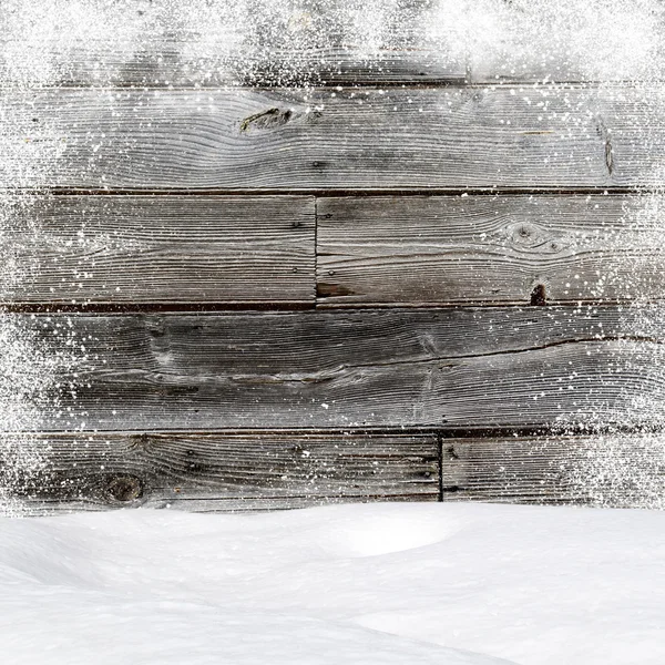 Snowdrifts. No fundo parede de madeira velha com espaço em branco — Fotografia de Stock