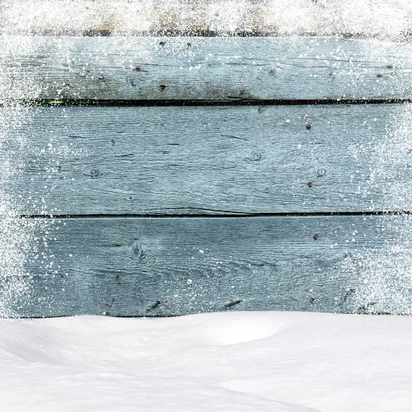 Snowdrifts. No fundo parede de madeira velha com espaço em branco — Fotografia de Stock