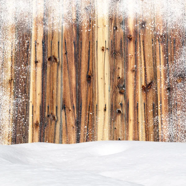 Des chutes de neige. En arrière-plan vieux mur en bois avec espace vide — Photo