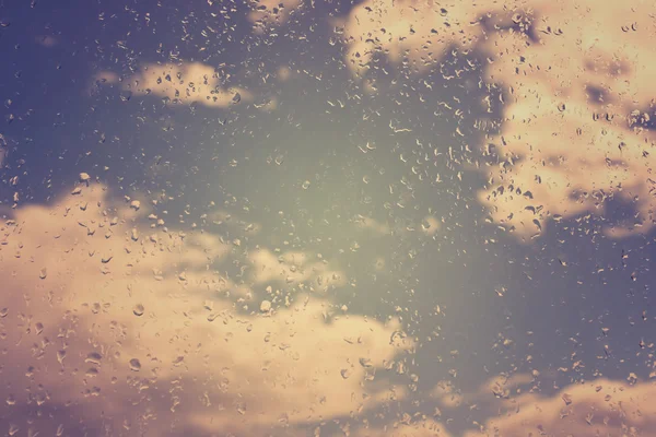 Gotas de lluvia en la ventana.Foto especial tonificada en estilo vintage — Foto de Stock