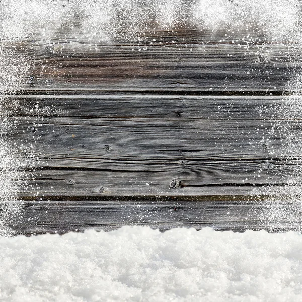 Снегоступы. На заднем плане старая деревянная стена с пустым местом — стоковое фото