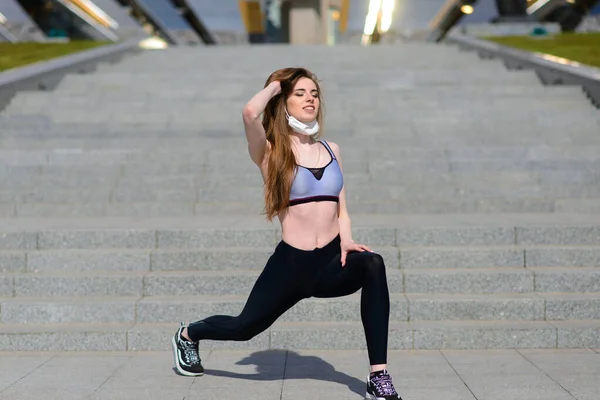 Bei Der Morgengymnastik Trägt Sie Eine Nasenmaske Schutz Vor Viren — Stockfoto