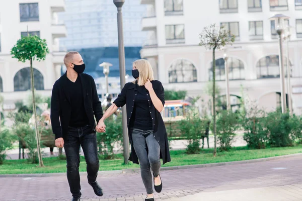 Ζευγάρι Φορώντας Μοντέρνες Προστατευτικές Μάσκες Περπατώντας Άδειο Δρόμο Της Πόλης — Φωτογραφία Αρχείου