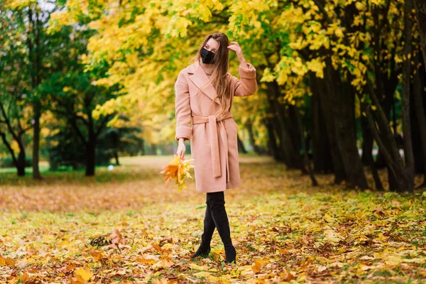 Eine Junge Frau Schützt Sich Beim Spazierengehen Park Vor Dem — Stockfoto