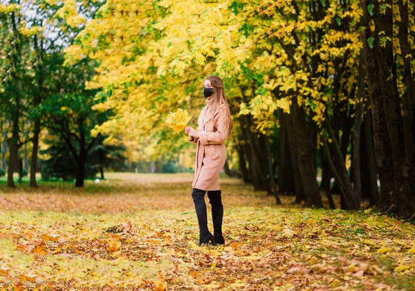 Una Joven Protegiéndose Del Virus Corona Caminar Parque Fondo Otoño — Foto de Stock