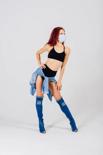 Vrouwelijke Danser Stijlen Van Strip Plastic Paal Dans Met Gezichtsmasker — Stockfoto