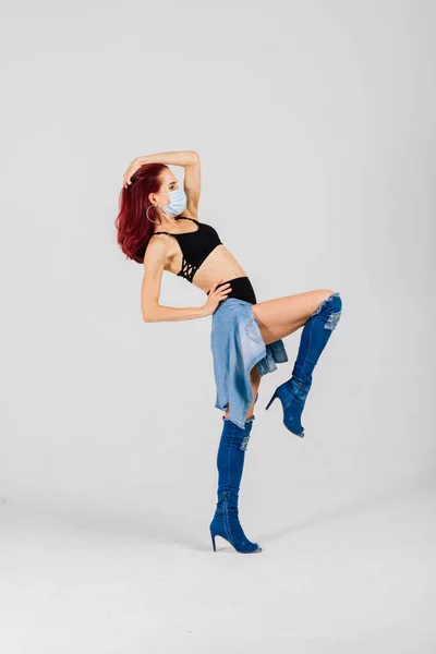 Bailarina Femenina Los Estilos Tira Plástico Pole Dance Con Mascarilla — Foto de Stock