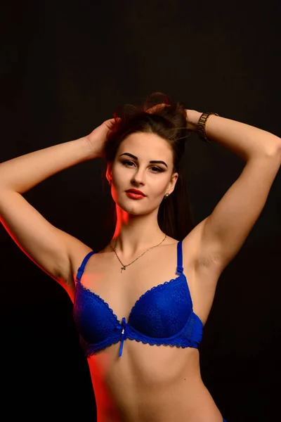 Mulher Morena Moda Com Cabelos Longos Escuros Lingerie Azul Isolada — Fotografia de Stock