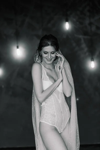 Schöne Sexy Braut Weißen Dessous Liegt Auf Dem Bett Ihrem — Stockfoto