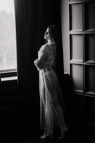 스튜디오 방에서 포즈를 취하고 속옷을 아름다운 — 스톡 사진
