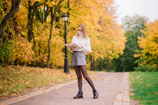 Una Joven Protegiéndose Del Virus Corona Caminar Parque Fondo Otoño — Foto de Stock