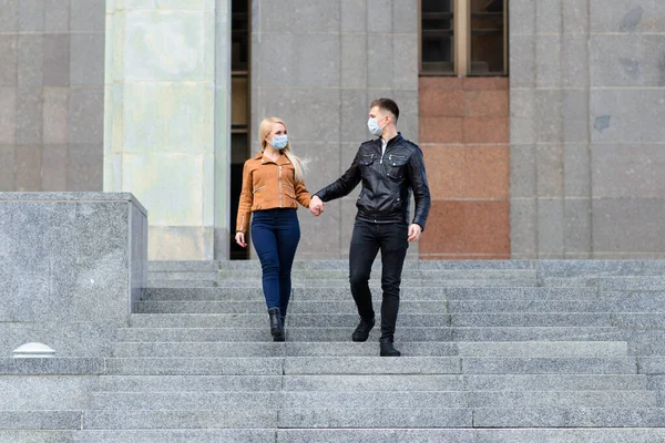 Couple Dans Des Masques Protection Ont Une Promenade Extérieur Dans — Photo
