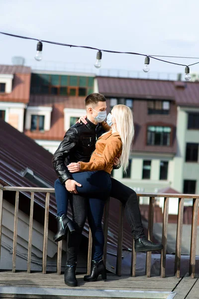 Couple Dans Des Masques Protection Ont Une Promenade Extérieur Dans — Photo