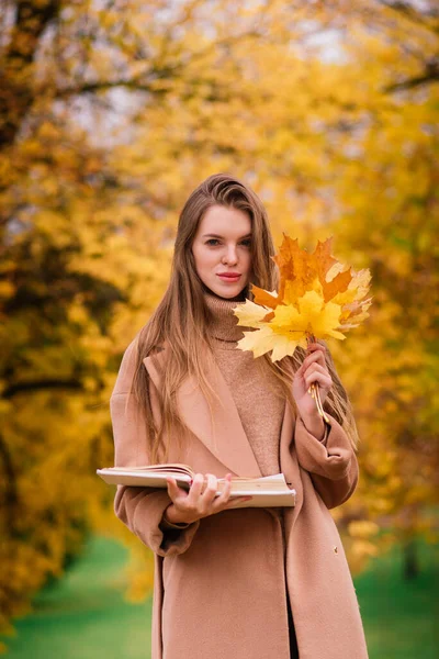 Piękna Kobieta Spędza Czas Parku Sezonie Jesiennym — Zdjęcie stockowe