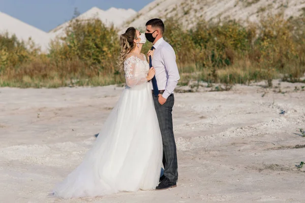 Jeune Couple Amoureux Marchant Dans Des Masques Médicaux Dans Parc — Photo