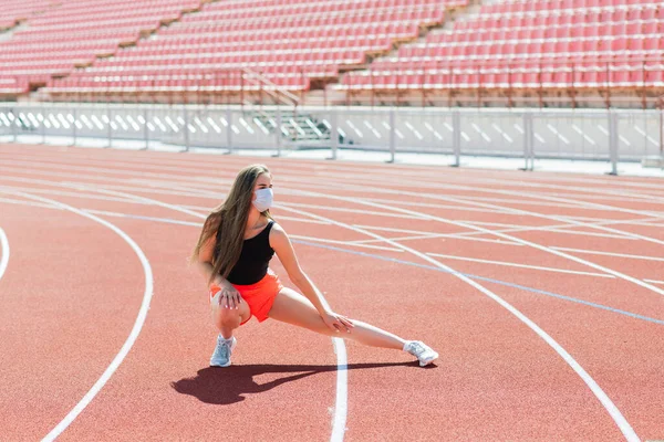 Joven Hembra Ropa Deportiva Máscara Protectora Para Coronavirus Pista Roja — Foto de Stock